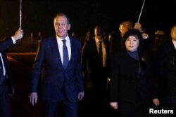 세르게이 라브로프(왼쪽) 러시아 외무장관이 18일 평양에 도착해 환영식에 참가하고 있다. 오른쪽은 최선희 북한 외무상.