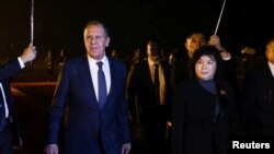 세르게이 라브로프(왼쪽) 러시아 외무장관이 18일 평양에 도착해 환영식에 참가하고 있다. 오른쪽은 최선희 북한 외무상.