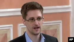 미국 국가안보국의 도감청 실태를 폭로한 에드워드 스노든이 지난 10월 러시아 모스크바의 행사장에서 발언하고 있다.