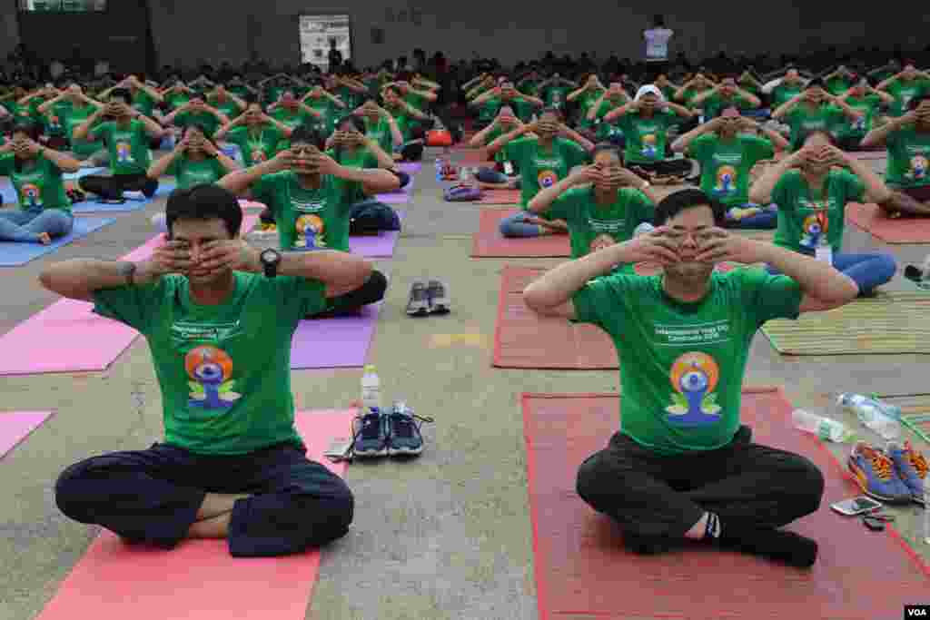 ប្រជាពលរដ្ឋប្រមាណជាង១០០០នាក់ប្រមូលផ្ដុំគ្នានៅពហុកីឡាដ្ឋានអូឡាំពិកនៃ រាជធានីភ្នំពេញនៅថ្ងៃអាទិត្យ ទី១៩ ខែមិថុនា ឆ្នាំ២០១៦ ដើម្បីប្រារព្ធទិវាយោគៈអន្តរជាតិក្នុងគោលបំណងរក្សាសុខភាពឲ្យបានប្រសើរជាងមុន។ មនុស្សទូទាំងពិភពលោកនាំគ្នាហាត់យោគៈដើម្បីរក្សាសុខភាពឲ្យបានល្អ និងដើម្បីឲ្យតម្លៃប្រពៃណីឥណ្ឌាបុរាណ។(ឡេង ឡែន/VOA)