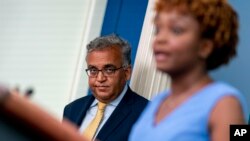 白宫新闻秘书让-皮埃尔在白宫记者会上讲话，白宫新冠疫情响应协调员贾哈站在一旁。(2022年7月22日)