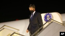 Menteri Luar Negeri AS Antony Blinken menuruni tangga pesawat setibanya di Bandara Internasional Boryspil di luar Kota Kyiv, Ukraina, 6 Mei 2021.