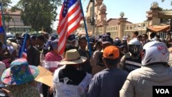 ក្រុម​សកម្មជន​សហគមន៍​ដីធ្លី​ប្រមូល​ផ្តុំ​គ្នា​នៅ​ជិត​បឹងកក់​ក្នុង​រាជធានី​ភ្នំពេញ​កាល​ពី​ថ្ងៃ​អង្គារ​ទី​២៦ ខែ​មករា ឆ្នាំ​២០១៦ ដើម្បី​ដាក់​ញត្តិ​ជូន​លោក​ John Kerry រដ្ឋមន្ត្រី​ការបរទេស​សហរដ្ឋ​អាមេរិក ដែល​កំពុង​ធ្វើ​ទស្សនកិច្ច​នៅប្រទេស​កម្ពុជា។ ប៉ុន្តែ​ពួក​គេ​ត្រូវ​អាជ្ញាធរ​រារាំង​មិន​ឲ្យ​អាច​ដង្ហែរ​ទៅ​មុខ​ស្ថានទូត​អាមេរិក​ឡើយ។ (ធីតា វីន/VOA)