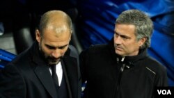 L’entraineur de Manchester United, José Mourinho et son homologue de Mancheester City, Pep Guardiola, se saluent à la fin d’un match, le 10 décembre 2011.