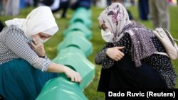 Porodice žrtava u Potočarima