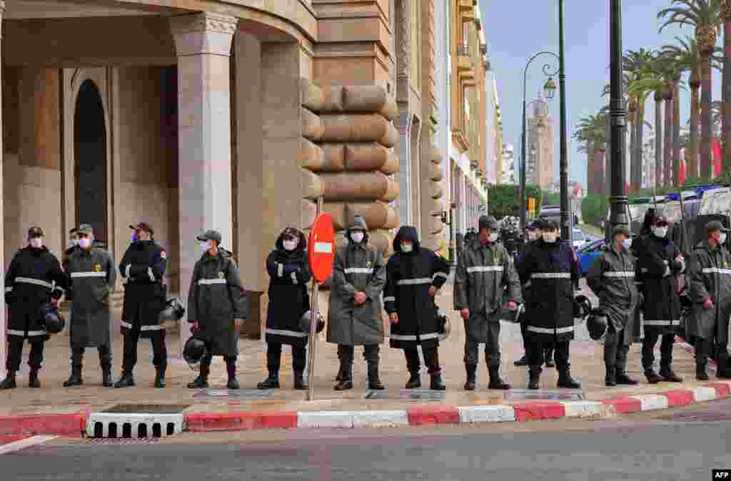 모로코의 보안부대가 이스라엘과의 관계 정상화에 반대하는 시민들의 집회에 대비해 수도 라바트의 국회의사당 앞을 지키고 있다. 지난 10일 미국 정부의 중재로 이스라엘과 모로코가 관계 정상화에 합의했다.