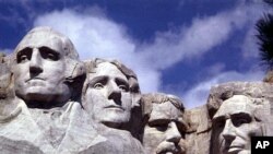 Wajah empat presiden Amerika yang diabadikan di Tugu Peringatan Nasional Mount Rushmore, Black Hills, South Dakota. Dari kiri: Presiden George Washington, Thomas Jefferson, Theodore Roosevelt dan Abraham Lincoln (Foto: dok).
