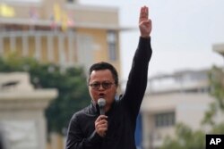 อานนท์ นำภา ขณะปราศรัยในการชุมนุมเมื่อ 14 ตุลาคม 2563 (ที่มา: เอพี)