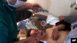 Un médecin soigne une victime d’une attaque chimique présumée à Khan Sheikhoun, dans le nord de la province d’Idlib, Syrie, 4 avril 2017.