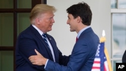 Presiden AS Donald Trump (kiri) menyambut Perdana Menteri Kanada Justin Trudeau di Gedung Putih, hari Kamis (20/6). 
