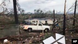Foto yang menunjukkan puing-puing di Lee County Alabama yang habis dilanda tornado di kawasan itu, Minggu, 3 Maret 2019 (foto: WKRG-TV via AP)