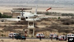 Pasukan keamanan Pakistan mengamankan bandara internasional Karachi hari Selasa (10/6).