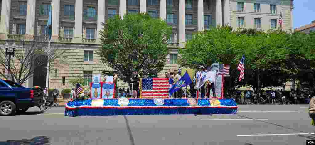  华盛顿独立日庆祝游行街头即景。(2025年7月4日)