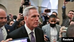 케빈 매카시 하원 공화당 원내대표가 4일 하원의장 선출을 위한 회의장에 들어서고 있다.