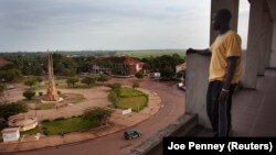 Un homme contemple un monument près d'un rond-point de Bissau, le 30 octobre 2012. (Photo: REUTERS/Joe Penney )