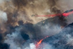 지난 9일 미국 캘리포니아주 유카이파 산불을 진화하기 위해 소방항공기에서 방화제를 살포하고 있다.