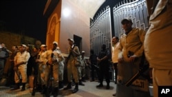 Pasukan keamanan Mesir melakukan penjagaan terhadap gereja Koptik di distrik Waraa, Kairo pasca serangan mau Minggu malam (20/10). 