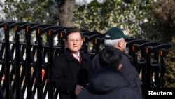 FILE PHOTO: South Korea court issues arrest warrant for President Yoon
Yoon Kab-Keun, Pengacara Presiden Korea Selatan yang dimakzulkan, Yoon Suk Yeol, tiba di kediaman Yeol saat dia menghadapi kemungkinan penahanan, di Seoul, 3 Januari 2025. (Foto: Kim Hong-Ji/arsip)