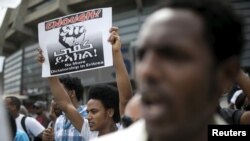 រូប​ភាព​ឯកសារ ៖ ជន​ភៀស​ខ្លួន​អេរីទ្រា​ កាន់​ផ្ទាំង​អក្សរ​មួយ​ ក្នុង​ពេល​បាតុកម្ម​ប្រឆាំង​រដ្ឋាភិបាល​អេរីទ្រា ខាង​ក្រៅ​ស្ថានទូត​របស់​ខ្លួន​ក្នុង​ប្រទេស​អ៊ីស្រាអែល​ កាល​ពី​ថ្ងៃ​ទី​១១​ ខែ​ឧសភា ឆ្នាំ​២០១៥។​