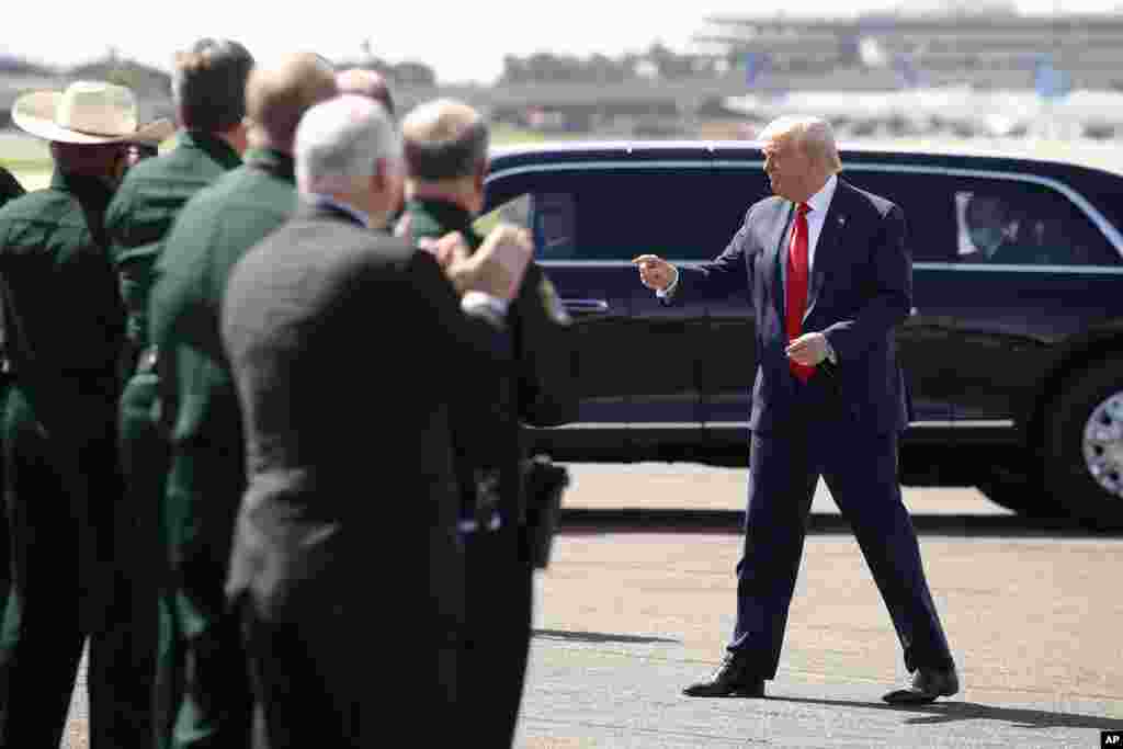 លោក​ប្រធានាធិបតី Donald Trump បាន​មក​ដល់​ទីតាំង​សម្រាប់​ធ្វើ​យុទ្ធនាការ​មួយ​ជាមួយ​មន្រ្តី​ប៉ូលិស​នៅ​ទីក្រុង Tampa រដ្ឋFlorida នៅ​ថ្ងៃសុក្រ ទី៣១ ខែកក្កដា ឆ្នាំ២០២០។ (AP)