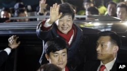 韩国新当选总统朴槿惠12月19日在首尔竞选总部附近向支持的选民挥手致谢