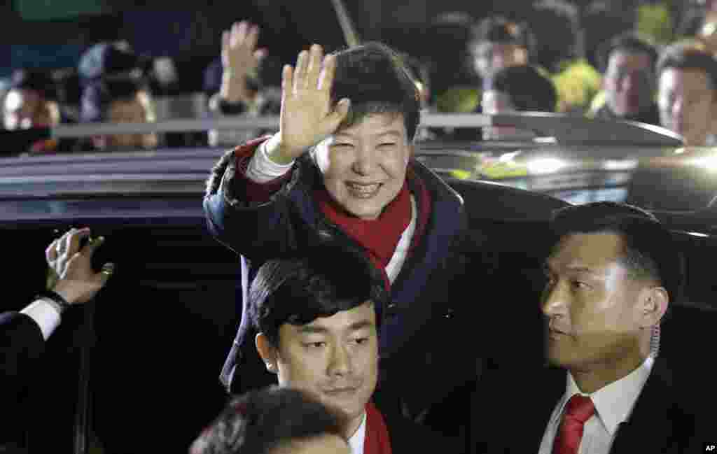 Kandidat presiden Korea Selatan Park Geun-hye dar partai berkuasa Saenuri melambaikan tangan pada pendukung di dekat kantor partai di Seoul (19/12). (AP/Lee Jin-man)