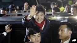 Park Geun-hye dari parta Saenuri melambaikan tangannya ke arah para pendukungnya di Seoul, 19 Desmber 2012. Komisi Pemilu Nasional Korea Selatan telah memastikan kemenangan bagi Park dalam pemilu yang diselenggarakan hari ini (19/12).