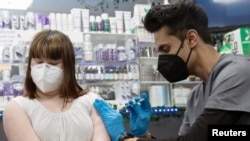 Lauren Borenstein, 16 tahun, menerima suntikan vaksin COVID-19 buatan Pfizer-BioNTech di Skippack Pharmacy, di Schwenksville, Pennsylvania, 3 Maret 2021. 