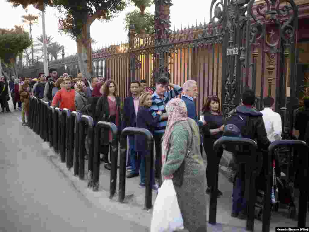 Groups of Western tourists line up to enter the Egyptian Museum. The colossus discovered recently in Matarya has been unveiled by the Egyptian minister of antiquities, March 16, 2017. (H. Elrasam/VOA)