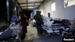 Pasien dan keluarganya terlihat berada di luar Lembaga Ketahanan dan Pelayanan Sosial untuk Pegawai Negeri di Puebla, Meksiko, 8 September 2017, setelaj gempa bumi mengguncang pantai selatan Meksiko hari Kamis.