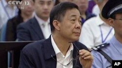 Politikus tersingkir China Bo Xilai dalam ruang sidang di pengadilan Jinan, provinsi Shandong (26/8).