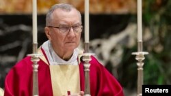 Kardinal Pietro Parolin saat menghadiri acara pemakaman Kardinal Sergio Sebastiani di Basilika Santo Petrus, Vatikan, pada 17 Januari 2024. (Foto: Reuters/Remo Casilli)