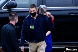 지난해 1월 미 국립문서관리청 관계자가 도널드 트럼프 당시 대통령 이름이 새겨진 대형 망치를 백악관에서 옮기고 있다.