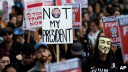 បាតុករ​លើក​បដា​ក្នុង​ពេល​បាតុកម្ម​មួយ​ប្រឆាំង​នឹង​លទ្ធផល​នៃ​ជ័យជម្នះ​របស់​លោក Donald Trump កាលពី​ថ្ងៃទី៩ ខែវិច្ឆិកា ឆ្នាំ២០១៦។