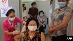 រូបឯកសារ៖ ស្ត្រីម្នាក់វ័យចំណាស់ម្នាក់ទទួលការចាក់វ៉ាក់សាំងបង្ការជំងឺកូវីដ១៩ របស់ក្រុមហ៊ុន AstraZeneca នៅមន្ទីរពេទ្យមួយកន្លែង នៅរាជធានីភ្នំពេញ កាលពីថ្ងៃទី ១០ ខែមីនា ឆ្នាំ២០២១។