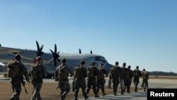 Fotografi arkivi: Marinsat amerikanë, në përgatitje për të mbështetur operacionet për mbajtjen e imigrantëve në Gjirin e Guantanamo-s nga baza e tyre në Jacksonville, më 1 shkurt, 2025/via Reuters