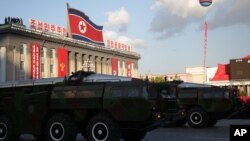 북한은 10일 평양 김일성 광장에서 열린 노동당 창건 70주년 기념 열병식에서 스커드 미사일 등 각종 무기가 잇달아 공개되고 있다.