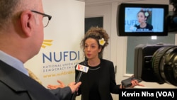 مسیح علی‌نژاد در حال گفت‌وگو با خبرنگار بخش فارسی صدای آمریکا در کنفرانس نوفدی