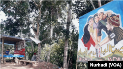 Poster perlawanan banyak dipasang warga Wadas di surdut-sudut desa. (Foto: VOA/Nurhadi)