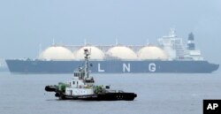 Kapal tanker LNG Al Hamra tiba di pelabuhan di Yokohama, barat daya Tokyo. (Foto: AP)