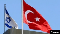 Bendera Turki dan Israel berkibar. (Foto: Reuters)