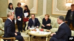 მარცხნიდან: ვლადიმირ პუტინი, ფრანსუა ოლანდი, ანგელა მერკელი და პეტრო პოროშენკო. მოლაპარაკებები მინსკში, 11 თებერვალი, 2015.