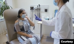 스탠퍼드대학교 자선시민사회센터(PACS) 병원의 린다 젱 박사가 코로나 장기 후유증 환자를 치료하고 있다.