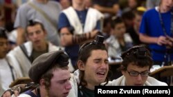 Seorang siswa seminari Israel saat berdoa di pemukiman Yahudi Tepi Barat Kfar Etzion 15 Juni 2014. (Foto: Reuters/Ronen Zvulun)