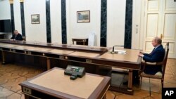 블라디미르 푸틴(오른쪽) 러시아 대통령이 모스크바에서 세르게이 쇼이구 국방장관의 보고를 받고 있다. (자료사진)