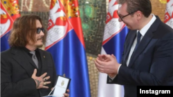 Glumac Džoni Dep prilikom uručenja sretenjskog odlikovanja u Palati Srbija (Instagram, @buducnostsrbijeav)