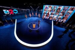 19일 미국 델라웨어주 윌밍턴 체이스센터에서 열린 민주당 전당대회에서 카멀라 해리스 부통령 후보가 연설을 끝낸 후 지지자들의 모습이 나오는 화면을 향해 손을 흔들고 있다.