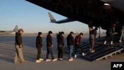 در این تصویر که قصر سفید منتشر کرده است، تعدادی از مهاجران بدون اسناد دیده می‌شوند که دستان و پاهای‌شان بسته شده و در حال سوار شدن به یک طیارهأ نظامی نوع سی-۱۷ هستند.