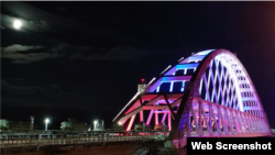 러시아 국방부가 16일 공개한 크림반도 병력 철수 영상에서 장갑차량 등을 실은 열차가 교량을 건너고 있다.