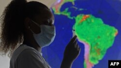 Seorang nakes tengah mempersiapkan suntikan vaksin COVID-19 di Museum of Tomorrow untuk program vaksinasi massal di Rio de Janeiro, Brazil, 18 Januari 2022. (Carl DE SOUZA / AFP)
